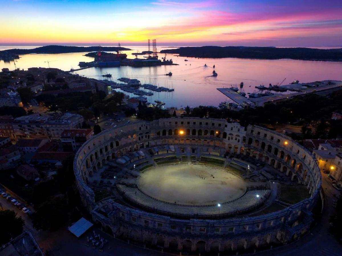 Carducci Apartment - Center Pula Luaran gambar