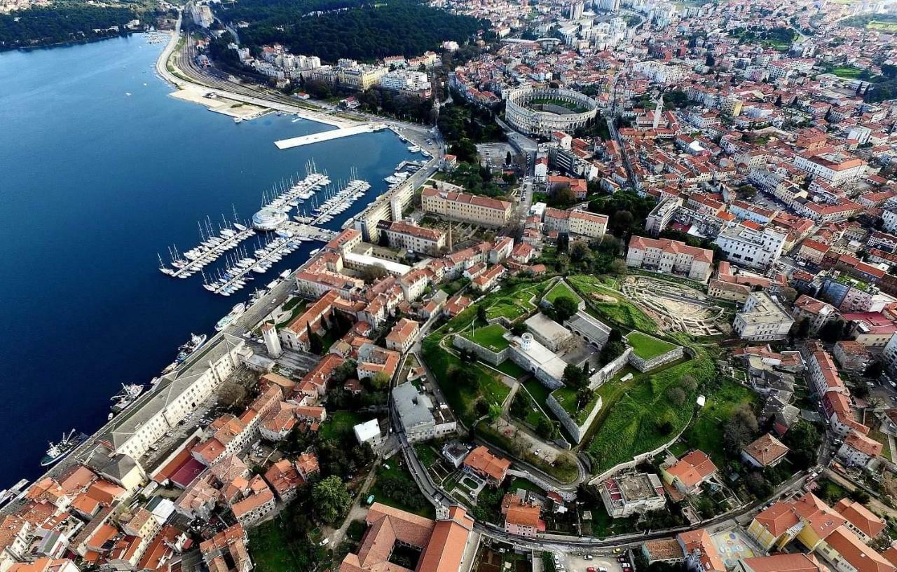 Carducci Apartment - Center Pula Luaran gambar
