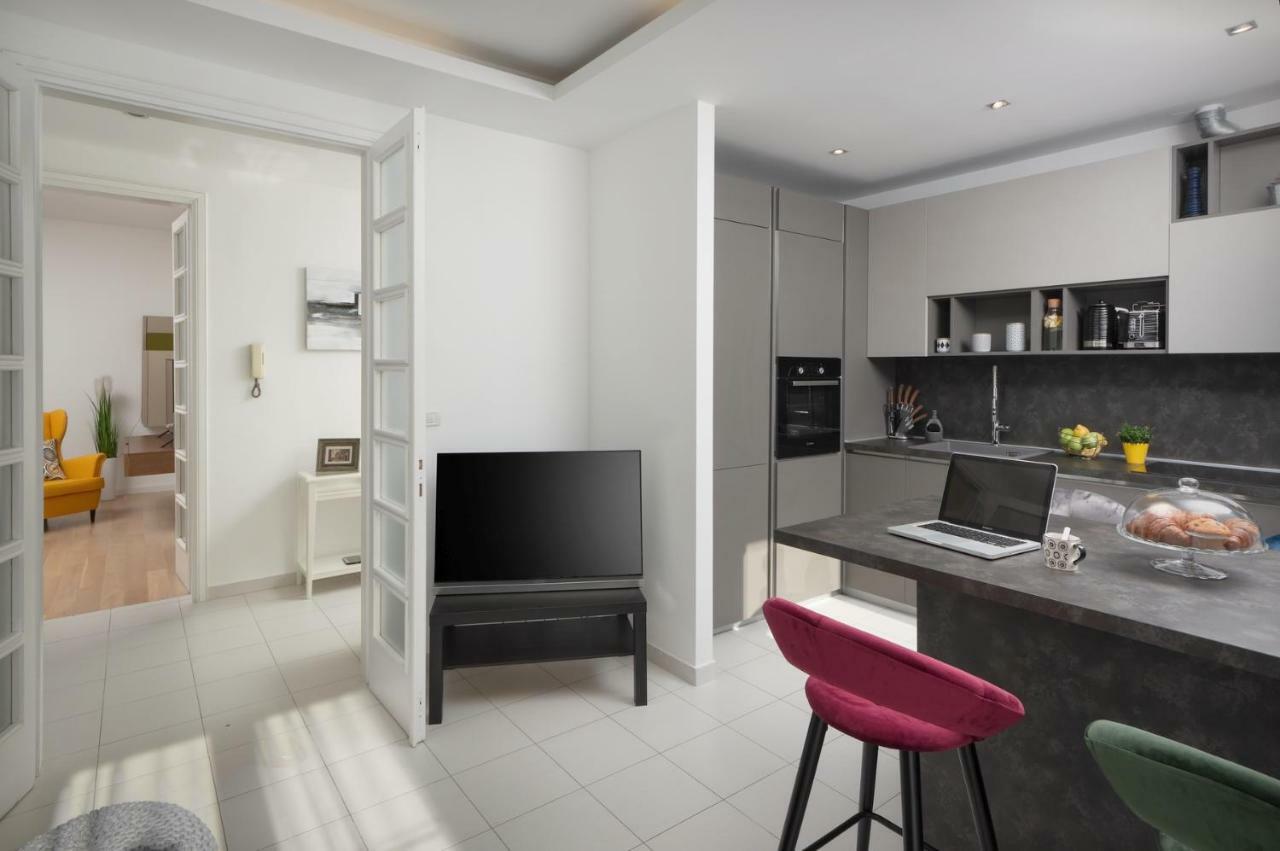Carducci Apartment - Center Pula Luaran gambar